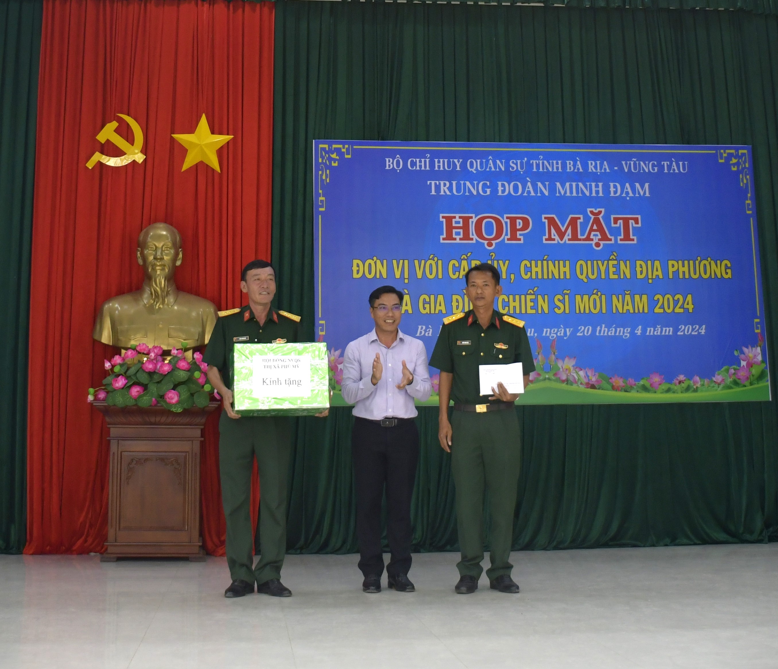 Đại diện lãnh đạo TX.Phú Mỹ tặng quà cho lãnh đạo Trung đoàn Minh Đạm nhân dịp gặp mặt sau gần 2 tháng huấn luyện chiến sĩ mới.