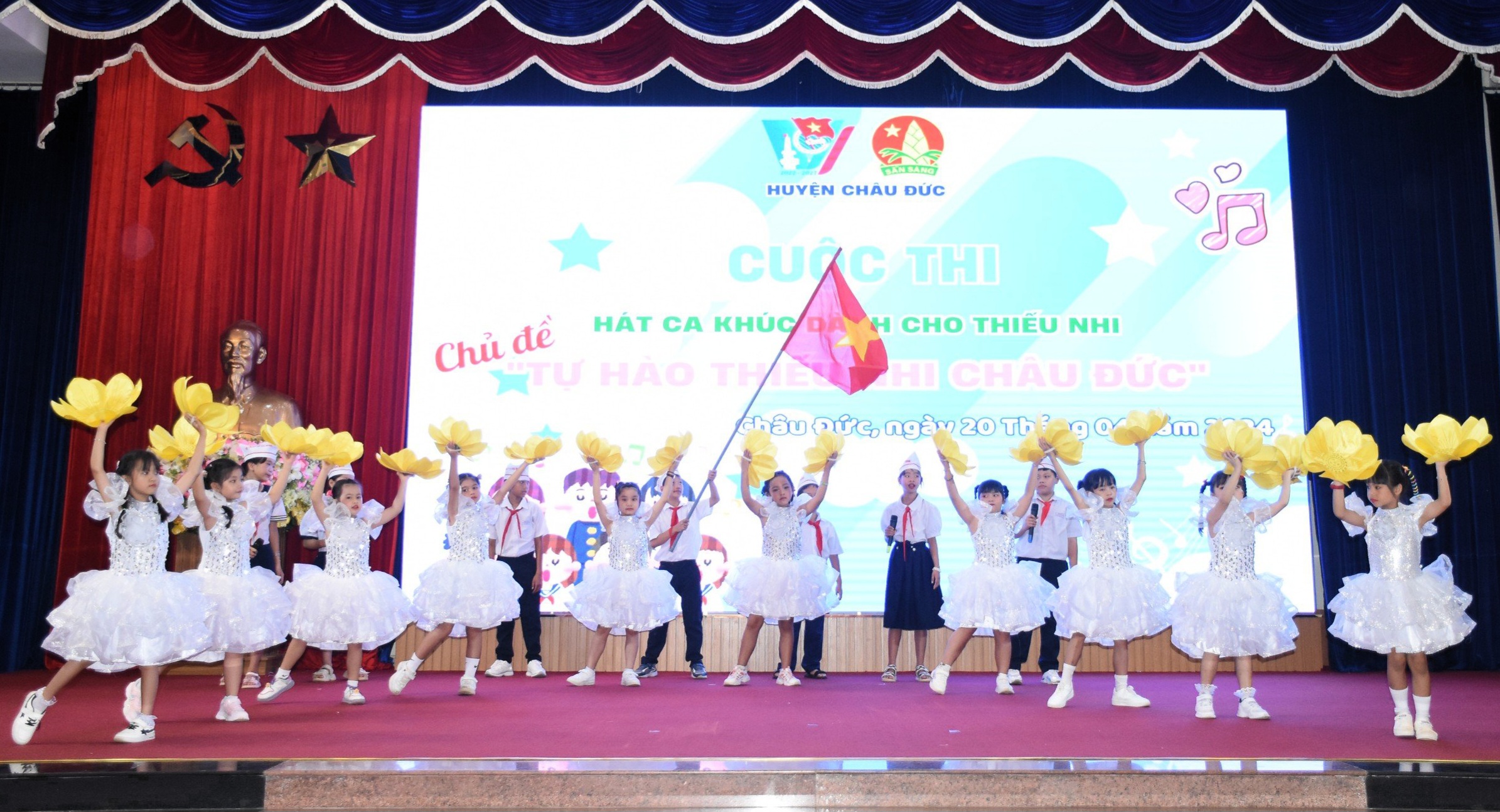 Một tiết mục hát tốp ca về Đội thiếu niên tiền phong Hồ Chí Minh được thiếu nhi trình diễn tại cuộc thi.