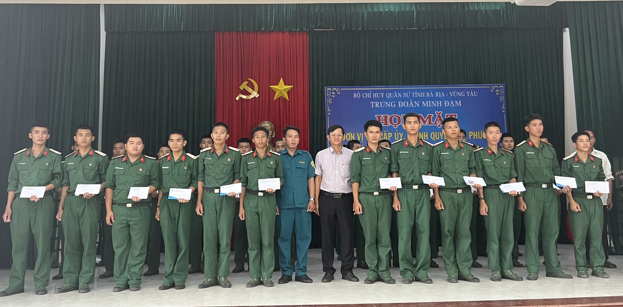 Đại diện các xã, thị trấn huyện Đất Đỏ tặng quà cho các chiến sĩ mới của địa phương.
