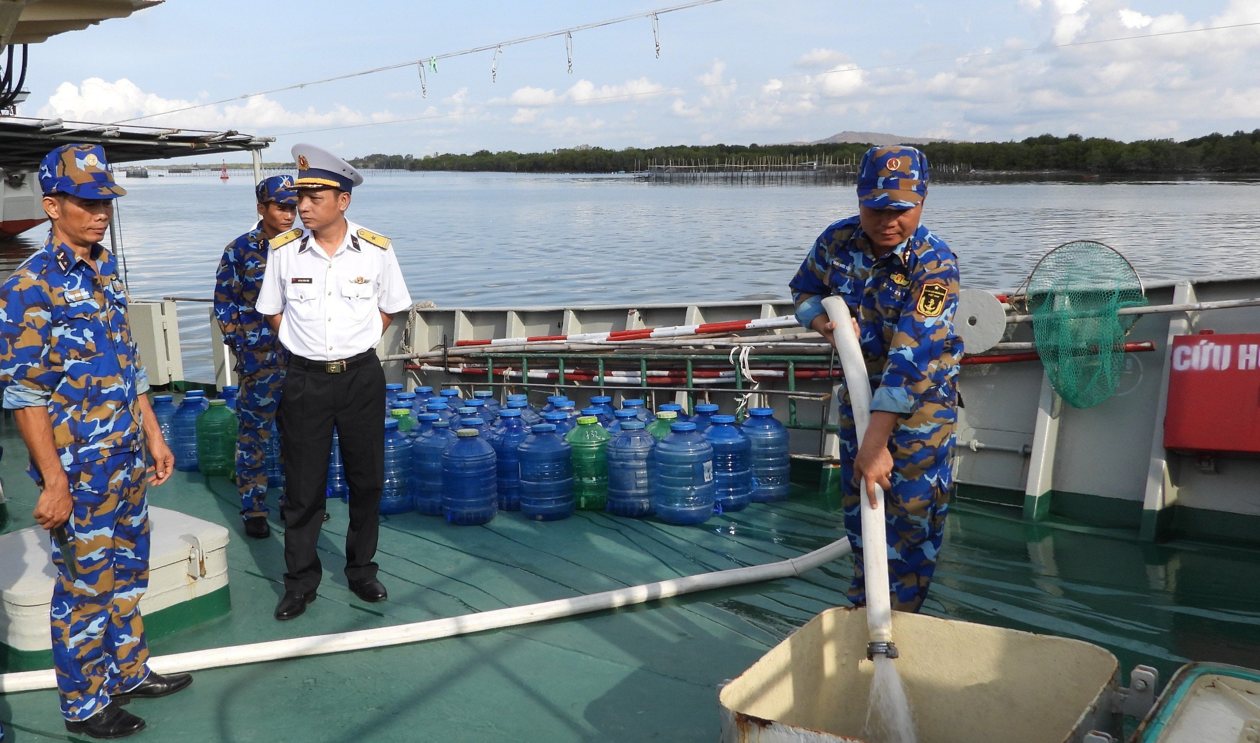 Tàu 732 (thuộc Hải đội 922, Hải đoàn 129) đã tiếp nhận hơn 100 ngàn lít nước ngọt  xuống tàu đi cấp cho người dân vùng hạn mặn ở các tỉnh miền Tây Nam Bộ.