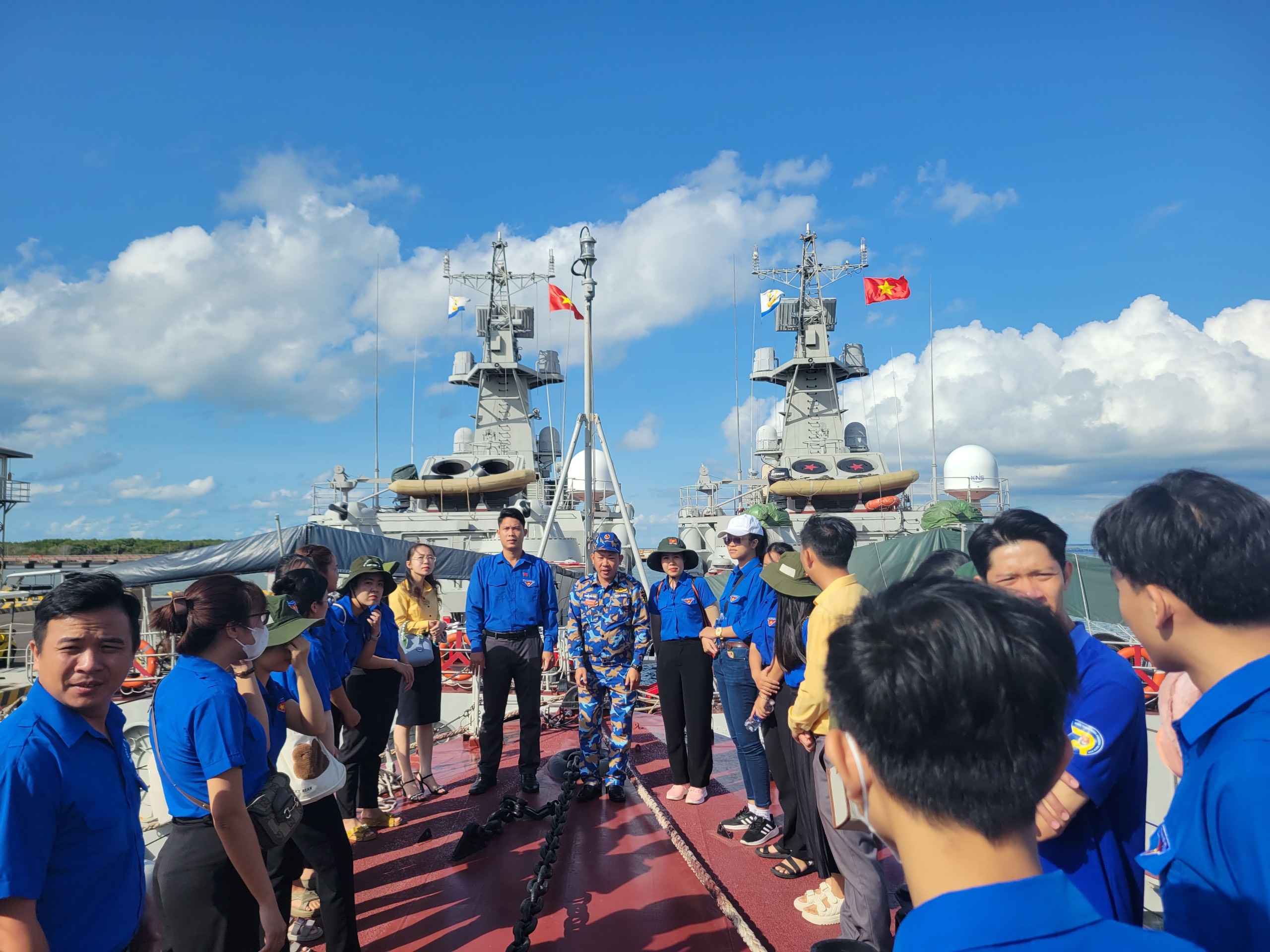 Tham quan, tìm hiểu thêm về vai trò của lực lượng Hải quân trong bảo vệ chủ quyền biên giới, biển, đảo quê hương.