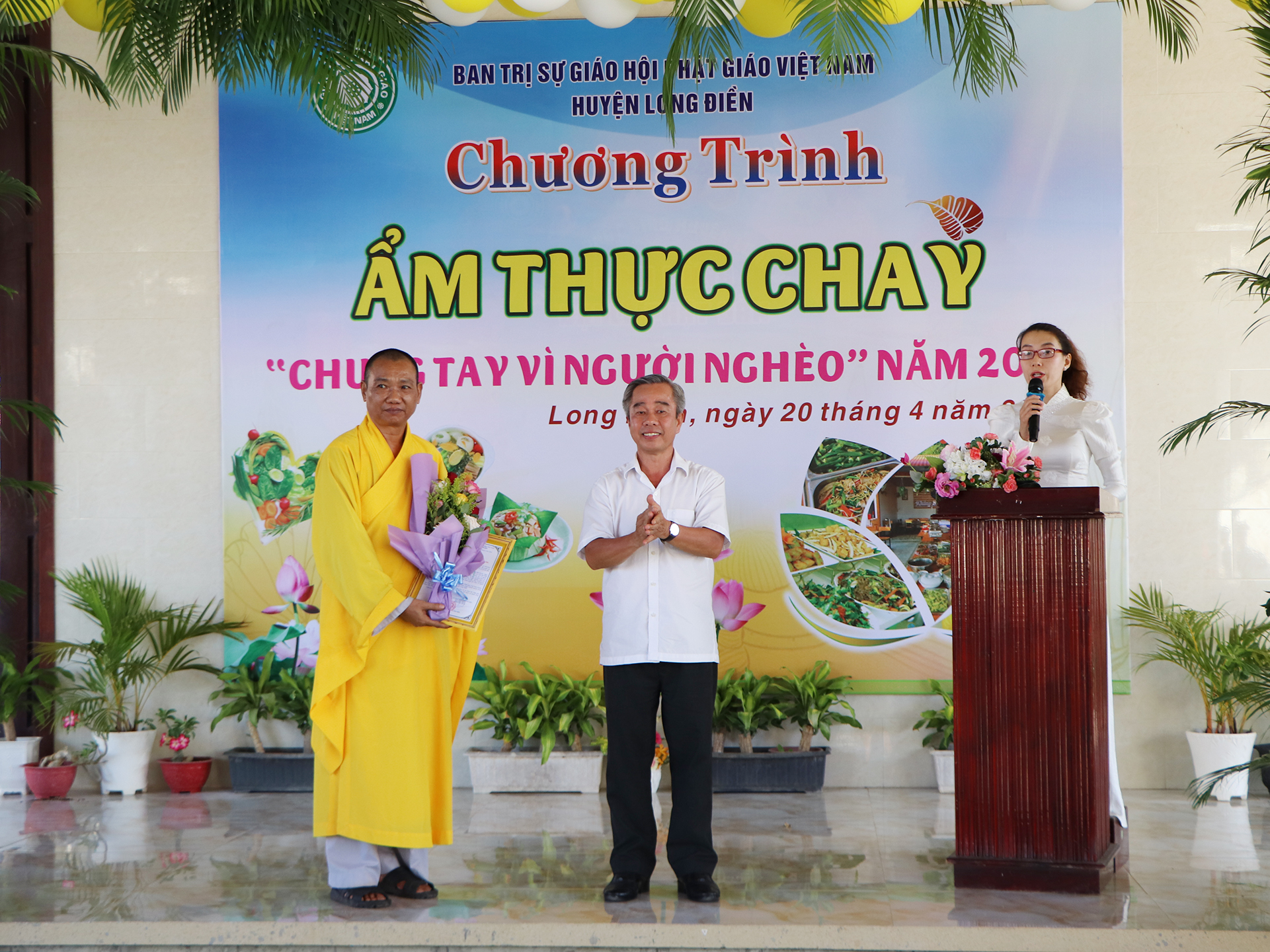 Ông Võ Hữu Hạnh, Phó Bí thư Thường trực Huyện ủy Long Điền trao hoa cảm ơn tới Thượng tọa Thích Tâm Pháp, Trưởng Ban trị sự GHPG Việt Nam huyện Long Điền.