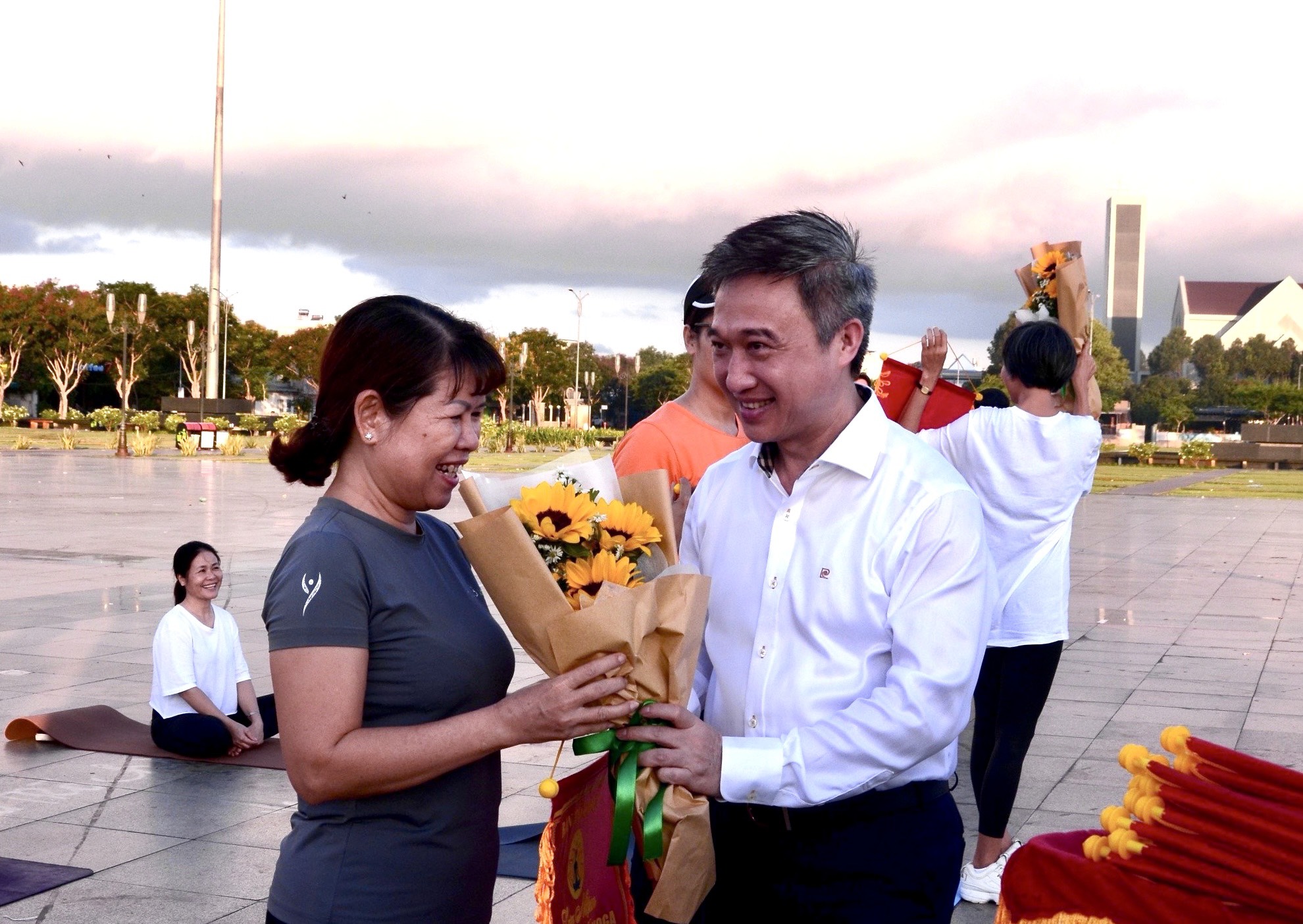 Ông Đặng Minh Thông, Phó Chủ tịch UBND tỉnh tặng hoa và cờ cho các đoàn tham dự.