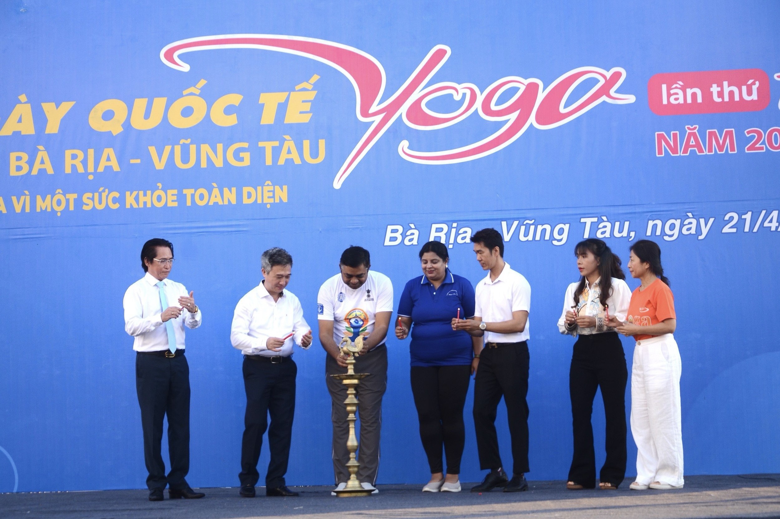 Tổng Lãnh sự quán Ấn Độ tại TP. Hồ Chí Minh cùng lãnh đạo tỉnh, các đơn vị thắp đèn hướng ứng ngày Quốc tế Yoga.