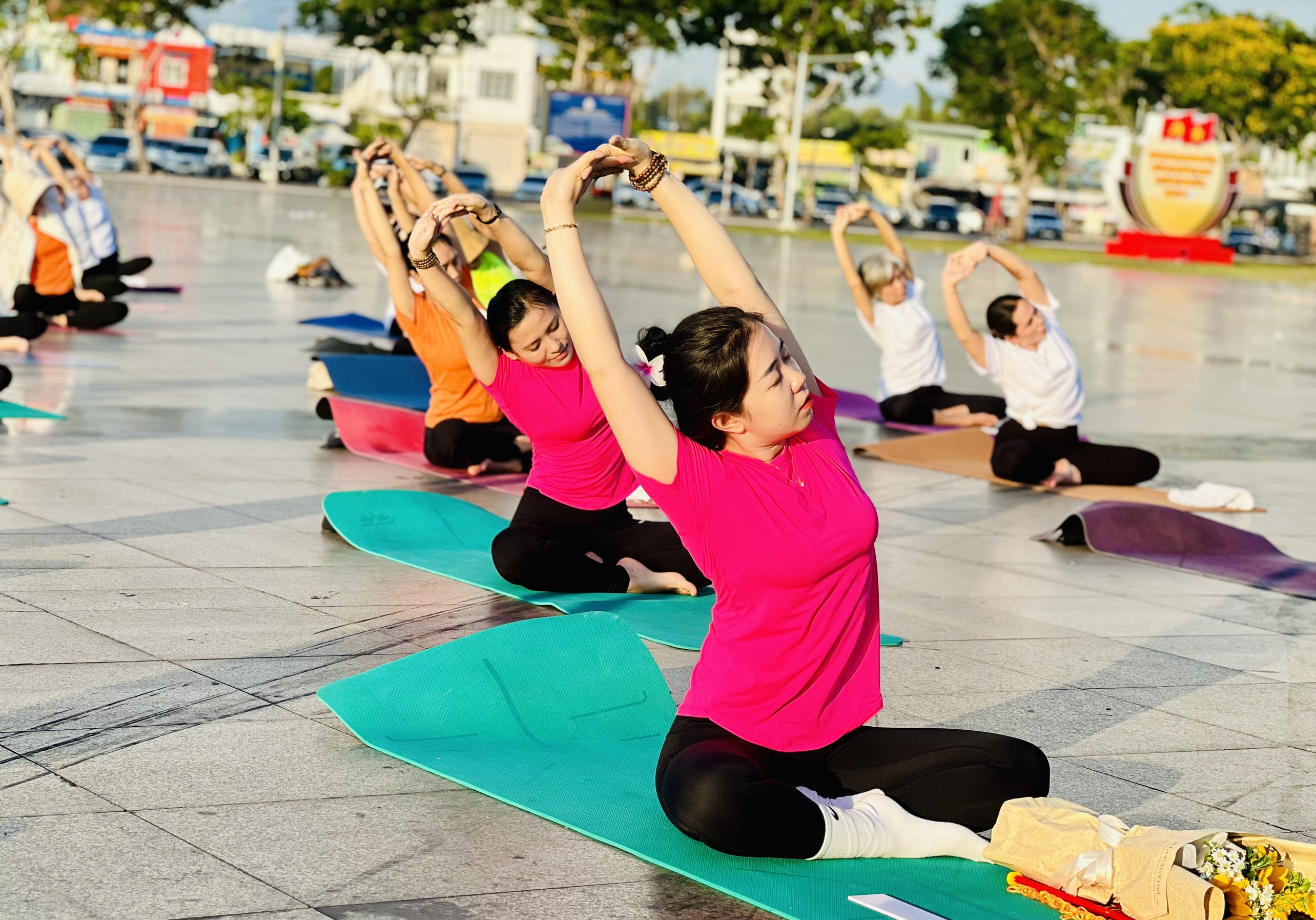 Biểu diễn các động tác yoga.