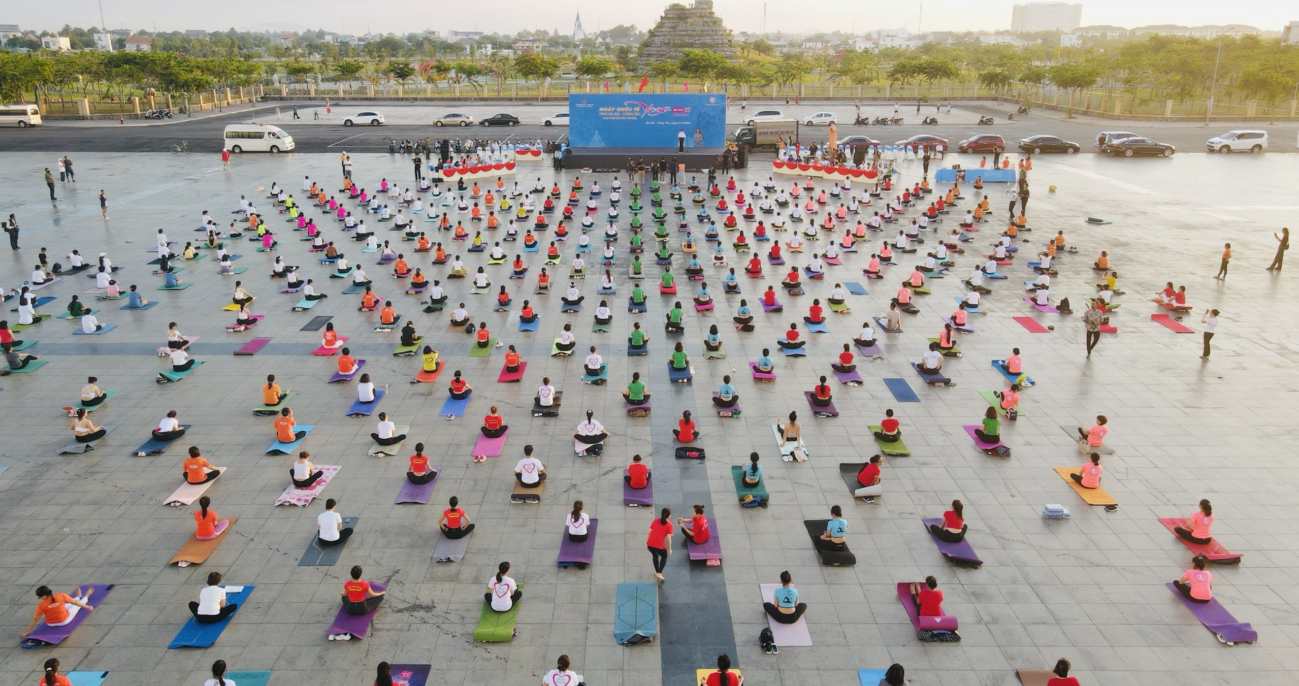 Gần 1.000 tham dự chương trình ngày Quốc tế Yoga lần thứ 10.