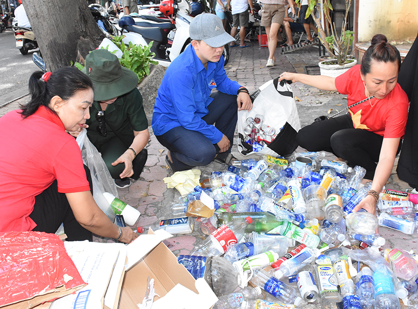 Khu phố 3, phường 7, TP. Vũng Tàu tham gia thu gom các loại chai nhựa để bán ve chai.