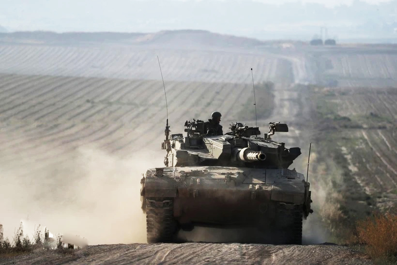 Binh sĩ và xe quân sự Israel di chuyển gần biên giới với Dải Gaza.