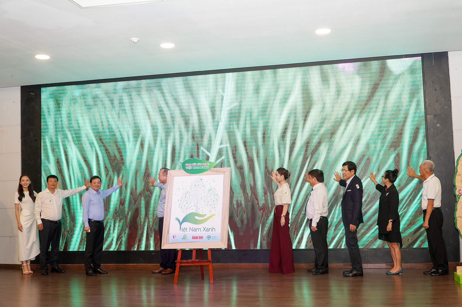 Ngay trước hội thảo, Báo Tuổi trẻ phối hợp với Cục Biến đổi khí hậu và Liên minh Tái chế bao bì Việt Nam công bố dự án Việt Nam Xanh nhằm nâng cao nhận thức cộng đồng về giảm phát thải, bảo vệ môi trường.