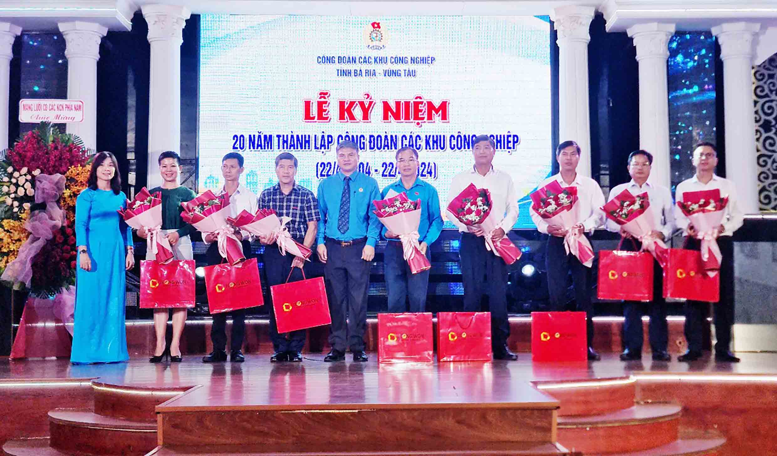 Công đoàn Các KCN tỉnh tặng quà kỷ niệm cho cán bộ công đoàn qua các thời kỳ.