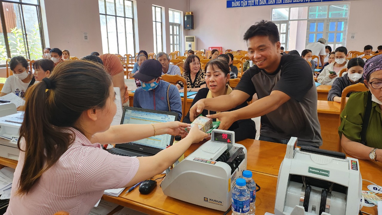 Nhân viên Phòng Giao dịch Ngân hàng CSXH TX.Phú Mỹ giải ngân vốn vay cho người dân phường Mỹ Xuân.