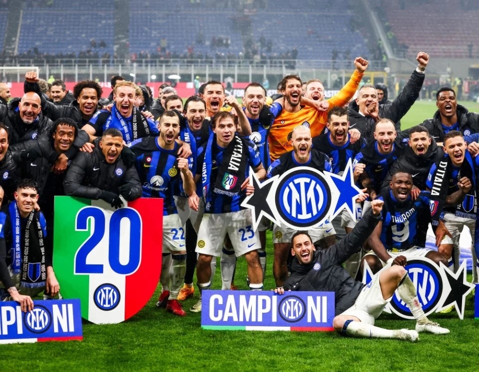 Các cầu thủ Inter ăn mừng chức vô địch Serie A lần thứ 20.