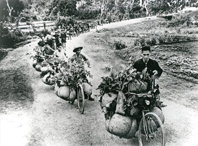 Đoàn xe đạp thồ tập trung vận chuyển lương thực ra mặt trận Điện Biên Phủ. Quân dân ta đã chuẩn bị tích cực với tinh thần “Tất cả cho tiền tuyến, tất cả để chiến thắng”, ta đã huy động hơn 260 ngàn lượt dân công vận chuyển hàng ngàn tấn lương thực, vũ khí, làm hàng ngàn km đường để vận chuyển, đào hàng trăm km đường hầm ôm chặt lấy Điện Biên Phủ. Ảnh: Tư liệu