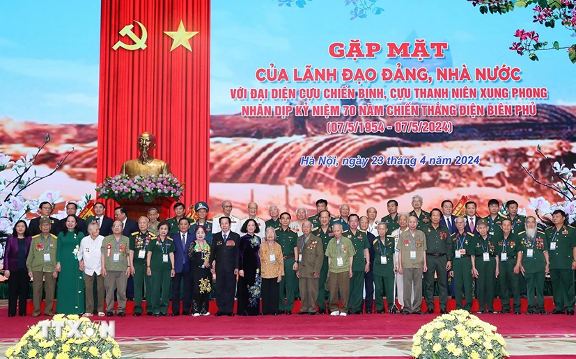 Thường trực Ban Bí thư Trương Thị Mai cùng lãnh đạo Đảng, Nhà nước và các đại biểu tham dự buổi gặp mặt.