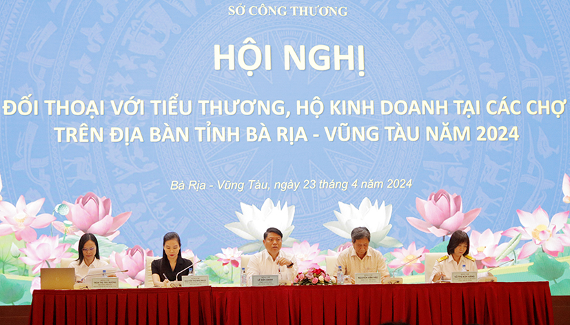 Ông Lê Văn Danh, Phó Giám đốc Sở Công thương chủ trì hội nghị đối thoại với tiểu thương.