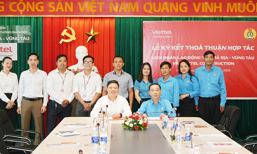 Ông Lê Khả Trung, Giám đốc Chi nhánh Công Trình Viettel Bà Rịa - Vũng Tàu và ông Lê Văn Hòa, Chủ tịch LĐLĐ tỉnh ký kết thỏa thuận hợp giữa 2 bên nhằm đưa các sản phẩm tốt nhất với giá ưu đãi nhằm nâng cao chất lượng cuộc sống của đoàn viên, NLĐ.