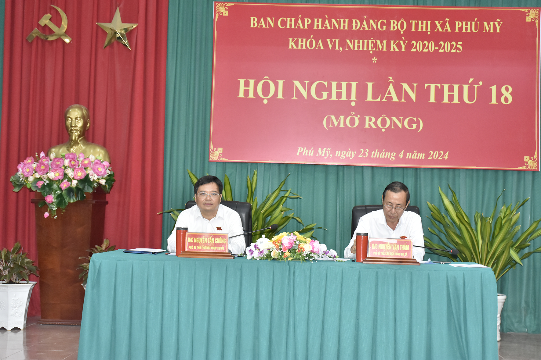 Ông Nguyễn Tấn Cường, Phó Bí thư Thường trực Thị ủy Phú Mỹ và ông Nguyễn Văn Thắm, Chủ tịch UBND TX.Phú Mỹ chủ trì hội nghị.
