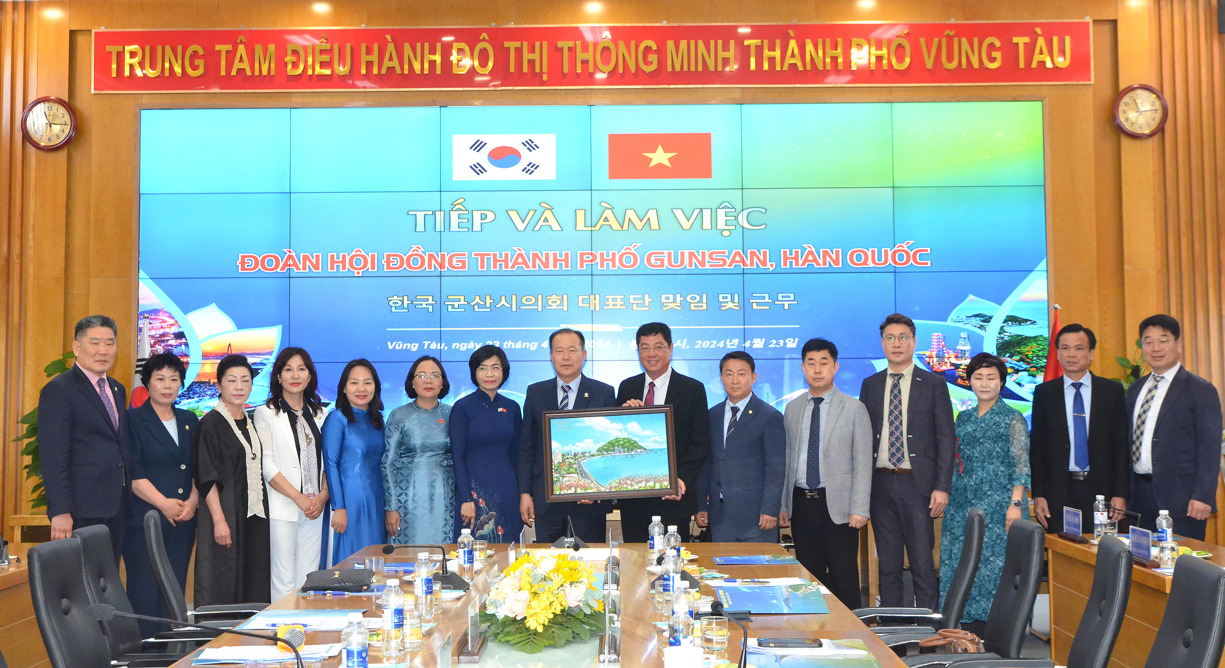 Lãnh đạo TP.Vũng Tàu tặng quà lưu niệm  đến Đoàn Hội đồng TP.Gunsan (Hàn Quốc).