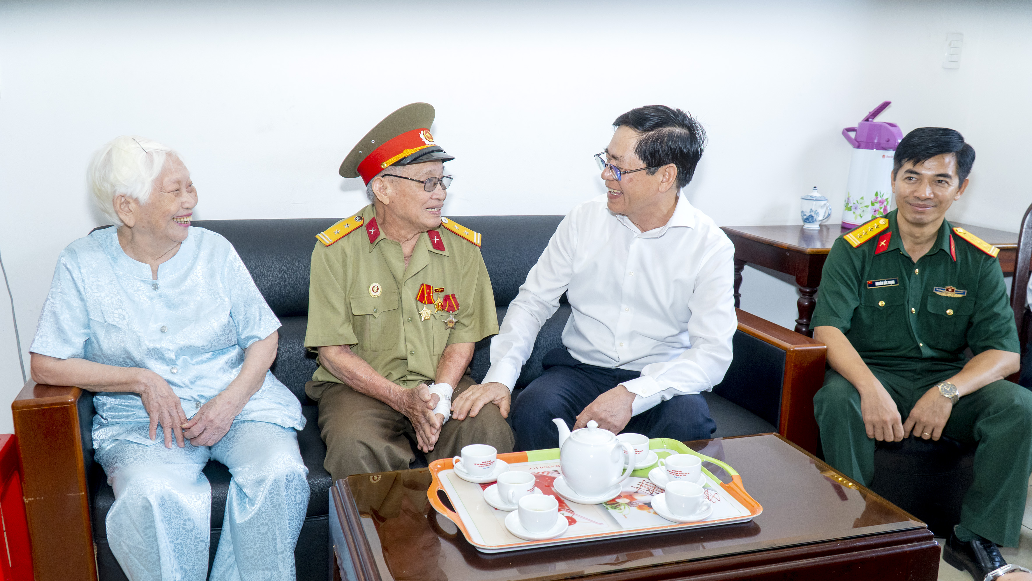 Ông Phạm Viết Thanh, Ủy viên Trung ương Đảng, Bí thư Tỉnh ủy, Chủ tịch HĐND tỉnh (thứ 2 từ phải qua) ân cần thăm hỏi sức khỏe, đời sống của gia đình Cựu Chiến binh Đậu Xuân Điều (SN 1936, ngụ tại phường 2, TP. Vũng Tàu).
