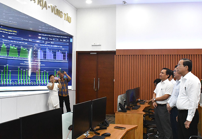 Lãnh đạo tỉnh theo dõi hồ sơ trễ hẹn của các đơn vị, địa phương qua Trung tâm Điều hành đô thị thông minh (IOC).