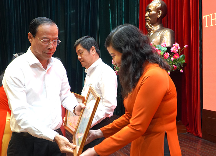 Chủ tịch UBND tỉnh Nguyễn Văn Thọ tặng Bằng khen tập thể có thành tích xuất sắc trong công tác CCHC năm 2023.