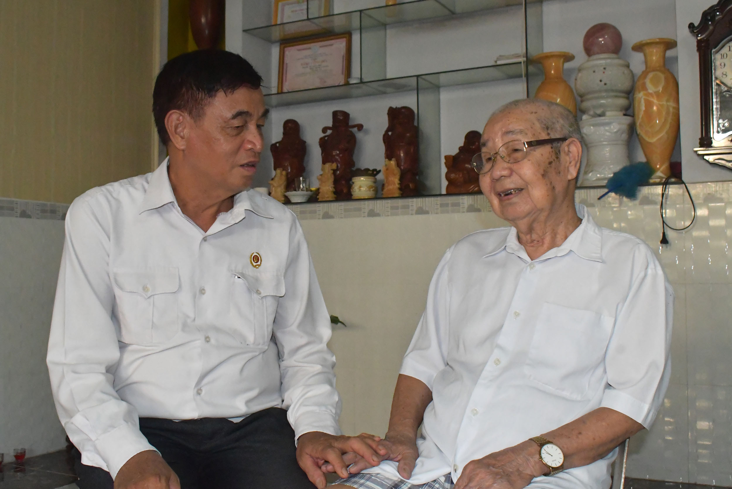 Ông Nguyễn Quang Hiền (trái), Chủ tịch Hội CCB  phường Nguyễn An Ninh (TP.Vũng Tàu) trò chuyện  cùng ông Phạm Đình Hịch.