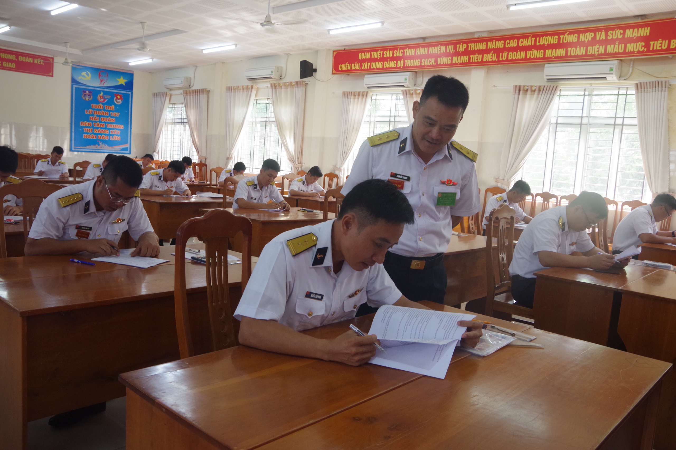 Thí sinh tham gia kiểm tra lý thuyết chuyên ngành hàng hải.