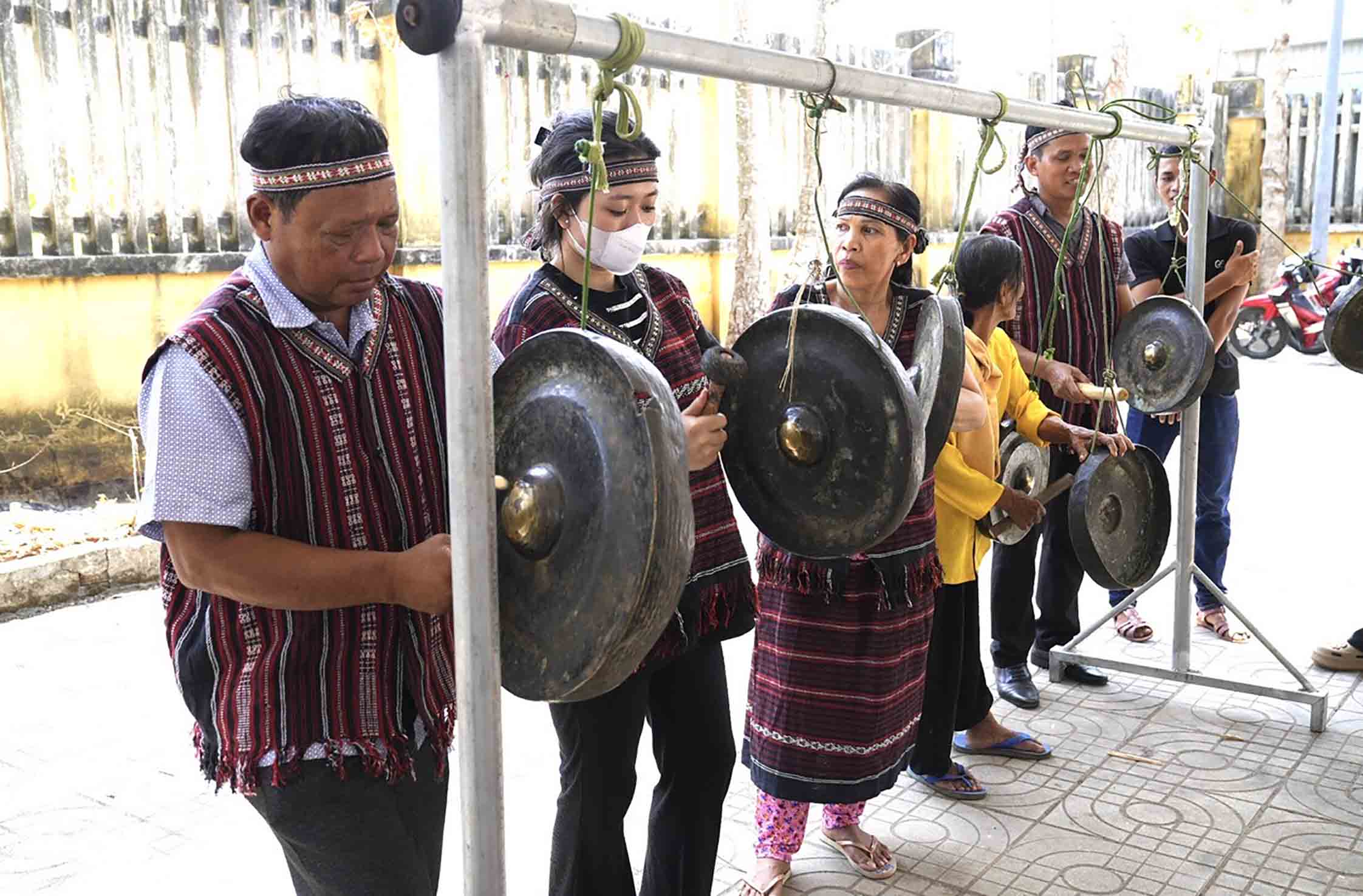 Đánh cồng chiêng trong nghi lễ cúng thần rừng.