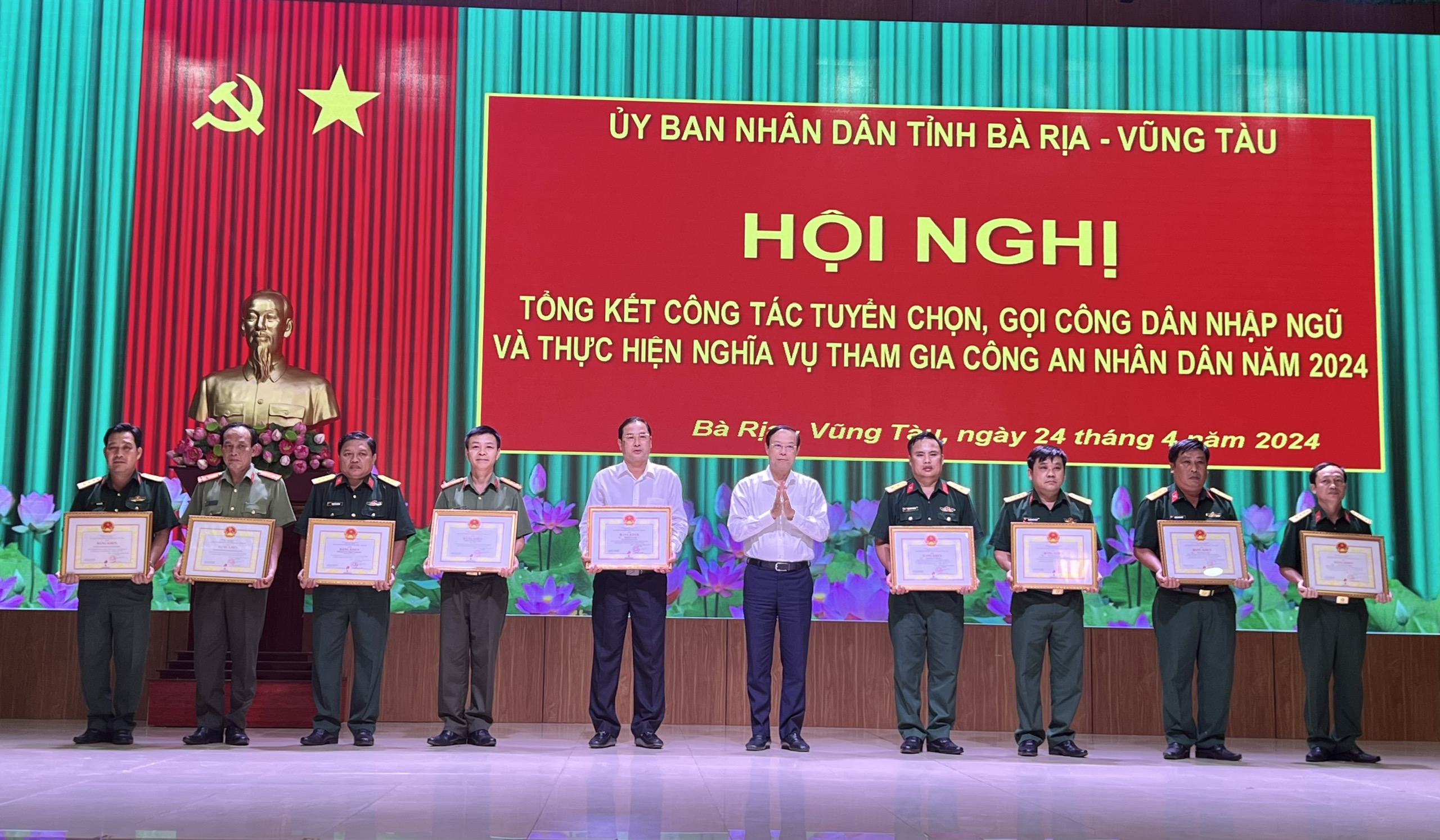Ông Nguyễn Văn Thọ, Chủ tịch UBND tỉnh, Chủ tịch Hội đồng NVQS tỉnh trao Bằng khen cho các tập thể có thành tích xuất sắc trong công tác tuyển chọn, gọi công dân nhập ngũ và tham gia nghĩa vụ CAND năm 2024.