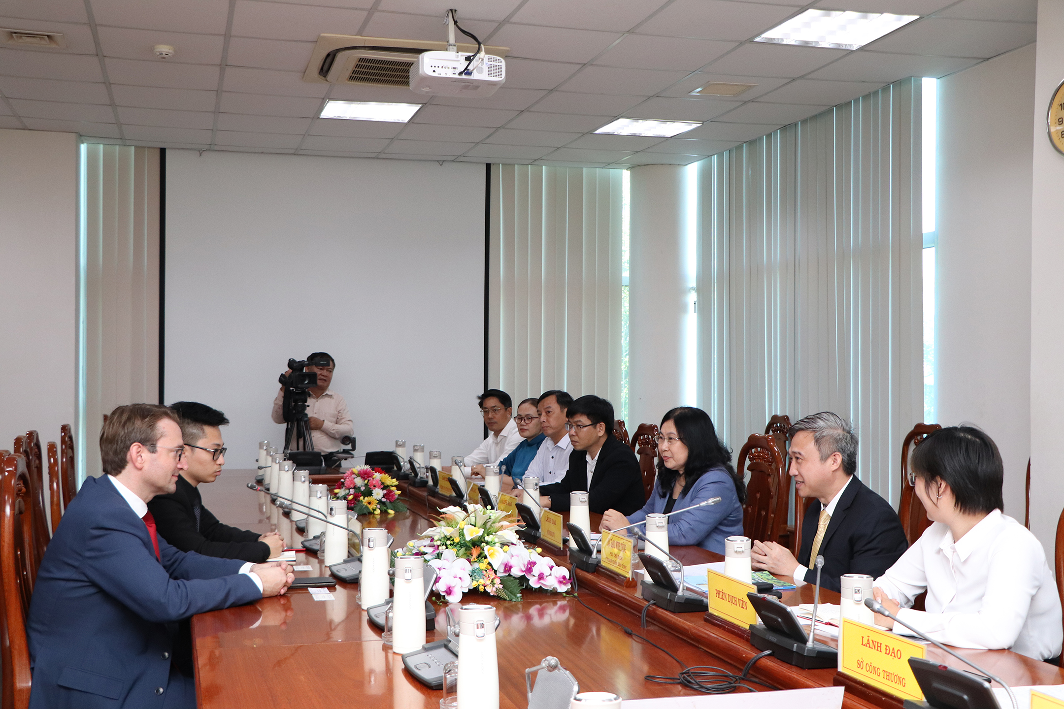 Ông Đặng Minh Thông, Phó Chủ tịch UBND tỉnh và lãnh đạo một số sở, ngành  tại buổi tiếp.