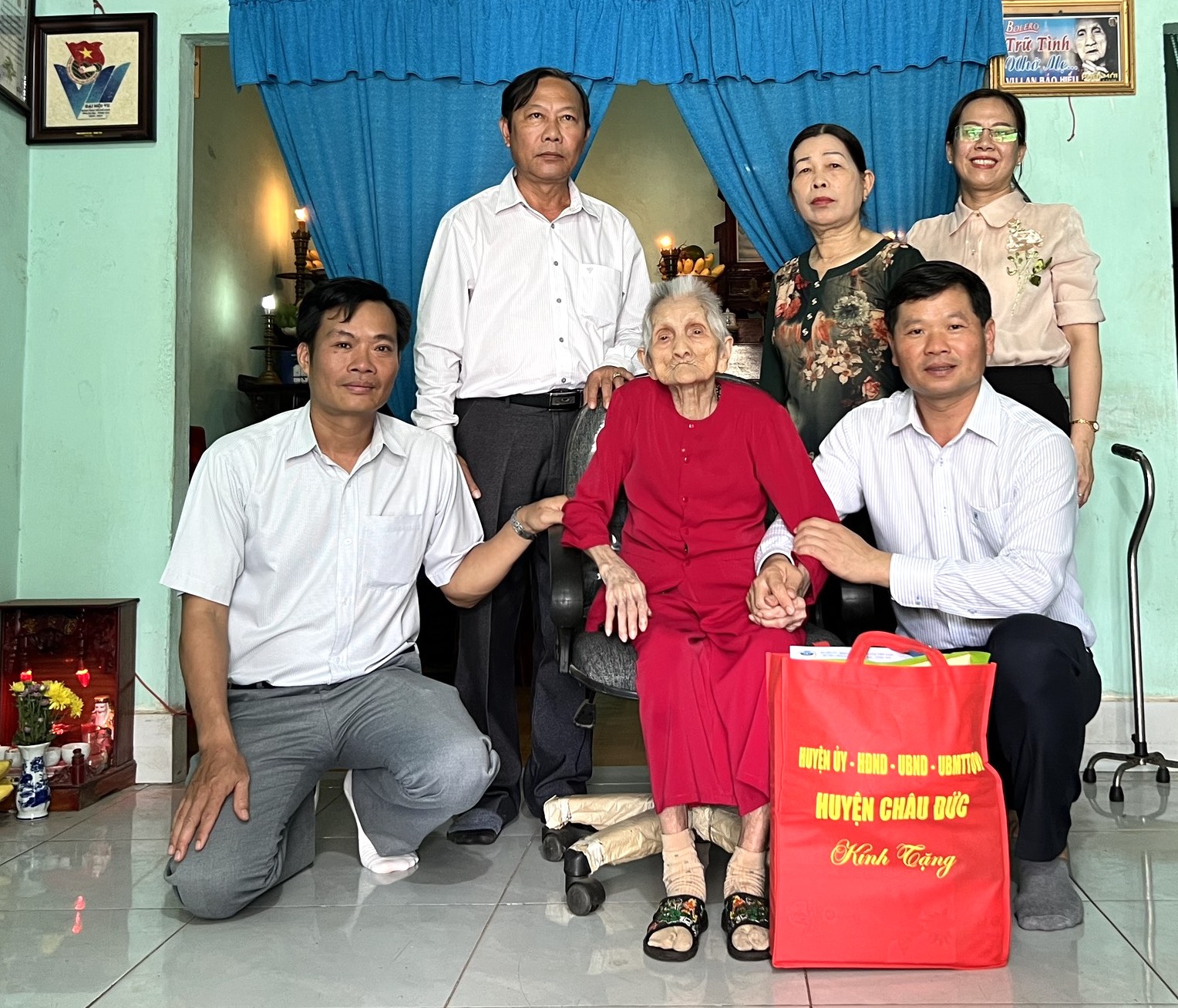 Ông Lê Thanh Liêm, Phó Bí thư Thường trực Huyện uỷ Châu Đức thăm, tặng quà Mẹ VNAH Lại Thị Bạn (xã Nghĩa Thành).