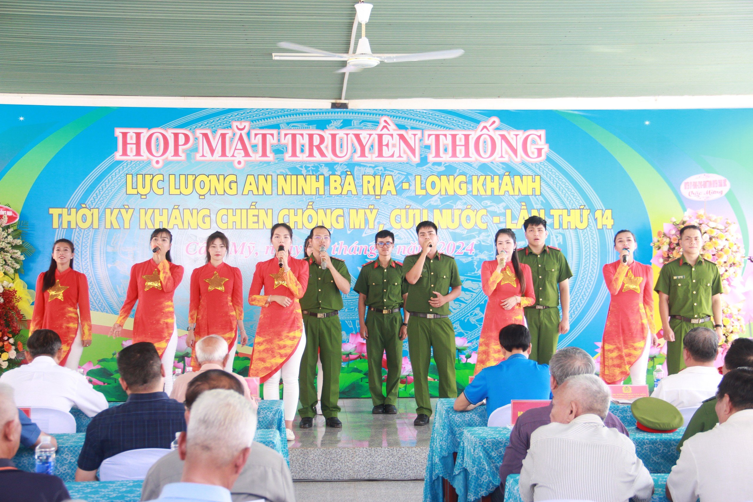 Nhiều tiết mục văn nghệ nhằm kỷ niệm buổi họp mặt truyền thống lực lượng An ninh Bà Rịa - Long Khánh lần thứ 14.
