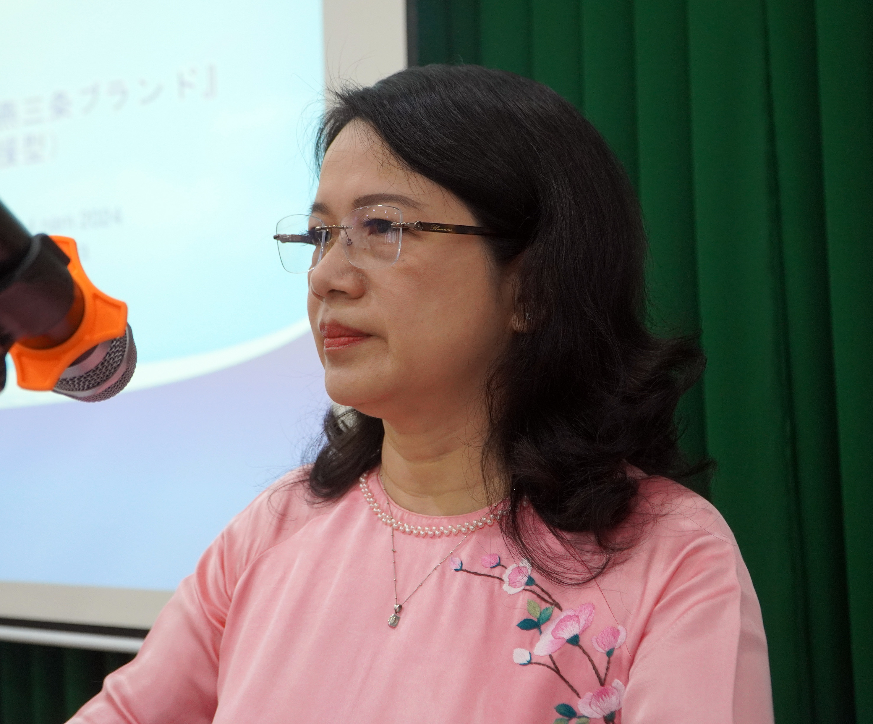Bà Vũ Bích Hảo, Phó Giám đốc Sở Công thương phát biểu khai mạc hội thảo.