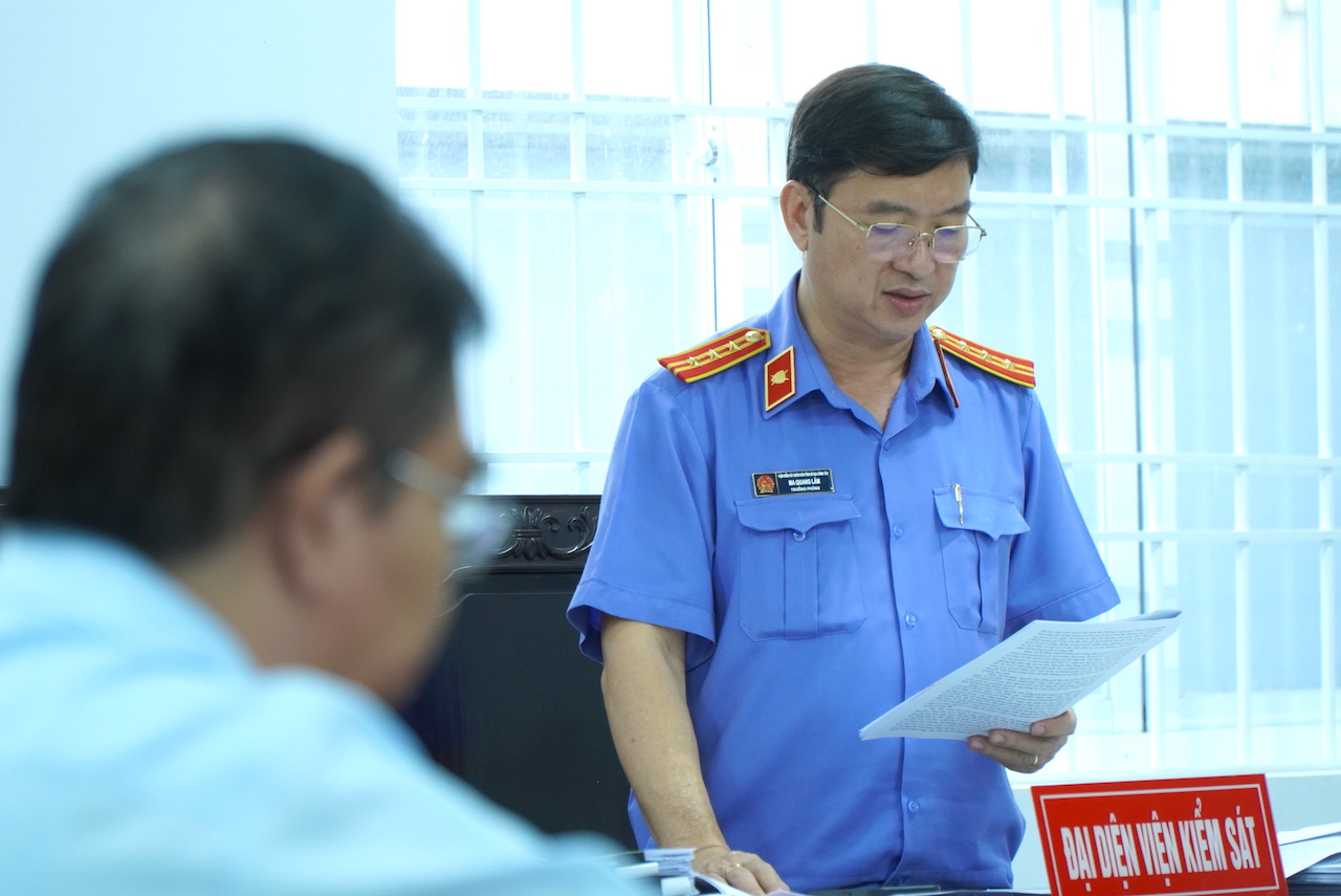 Đại diện Viện KSND tỉnh công bố cáo trạng đối với bị cáo Nguyễn Đức Hiệu.