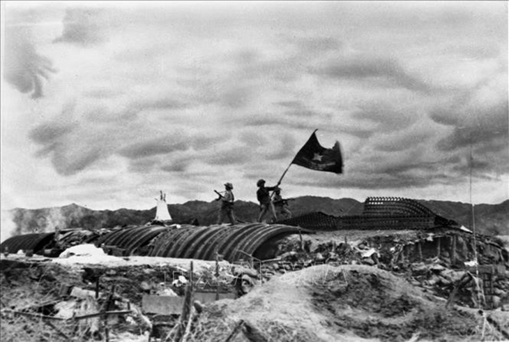 Ngày 7/5/1954, chiến dịch lịch sử Điện Biên Phủ kết thúc thắng lợi. Lá cờ 