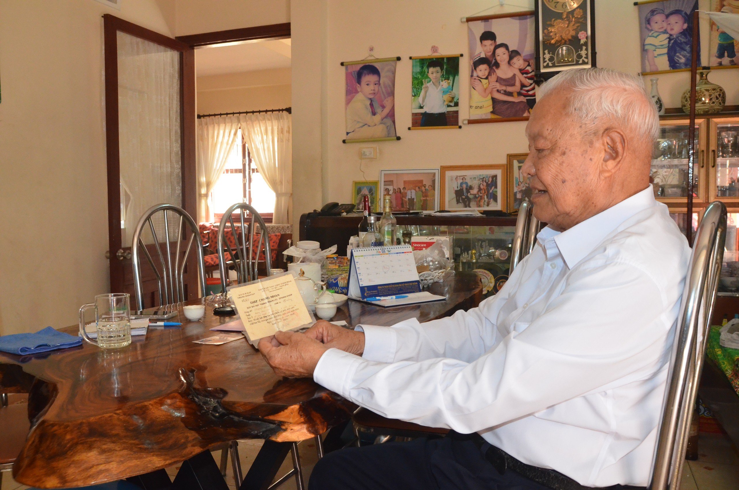Cựu chiến binh Nguyễn Đức Định lưu giữ Giấy chứng nhận “được Hồ Chủ tịch tặng huy hiệu Chiến sĩ Điện Biên Phủ” vì đã trực tiếp tham gia chiến dịch Điện Biên Phủ  Xuân 1954.
