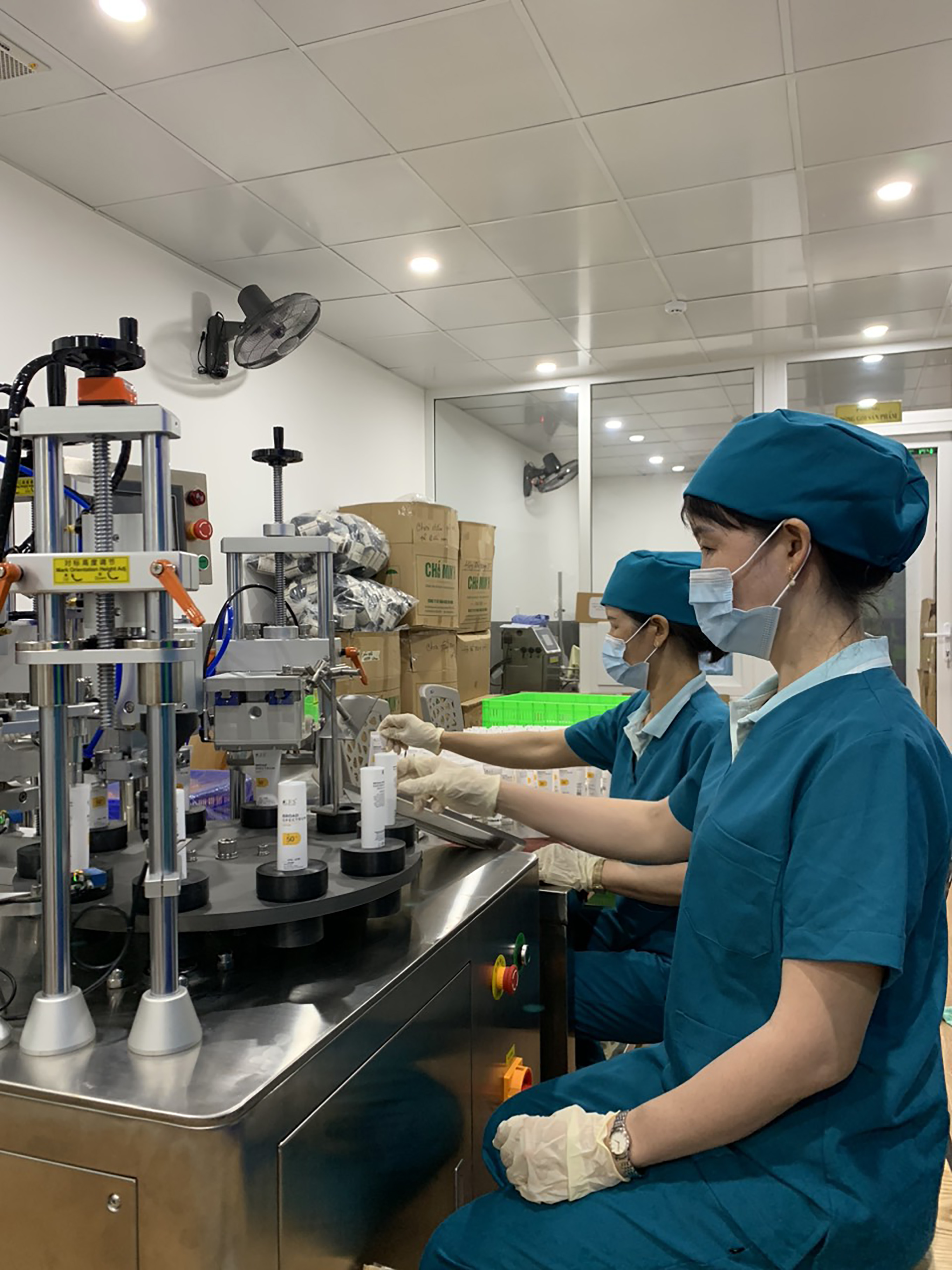 Dây chuyền sản xuất sản phẩm kem chống nắng của Công ty Nano Việt (TP.Vũng Tàu), sản phẩm đang được công ty đăng ký bảo hộ nhãn hiệu.