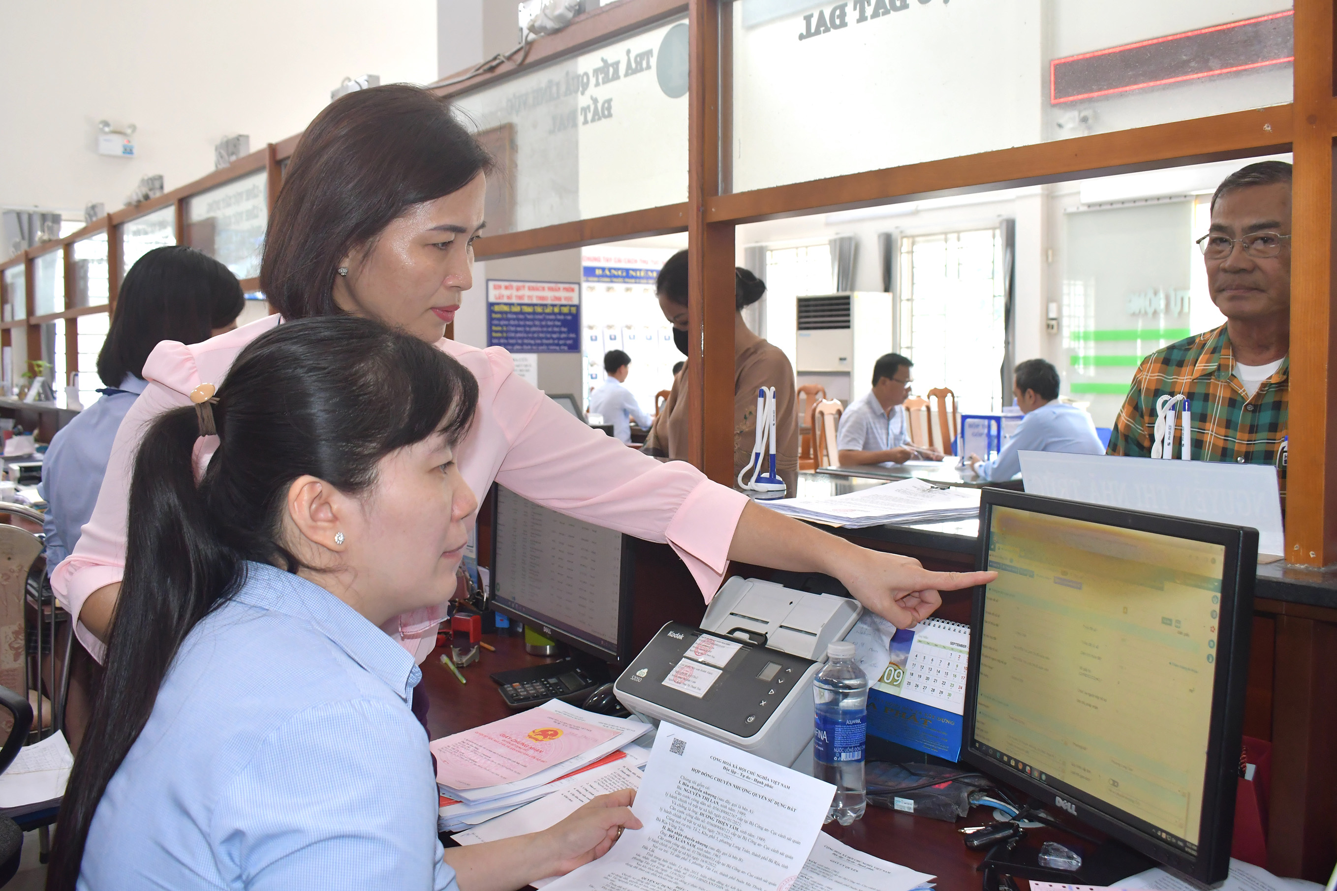 Đoàn kiểm tra CCHC của tỉnh kiểm tra tại Bộ phận một cửa UBND huyện Long Điền năm 2023.