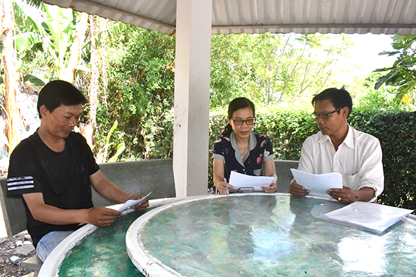 Thành viên Tổ phát phiếu lấy ý kiến đến các thành viên trong gia đình ông Nguyễn Trí Việt (tổ 1, ấp An Lạc, xã An Nhứt, huyện Long Điền).