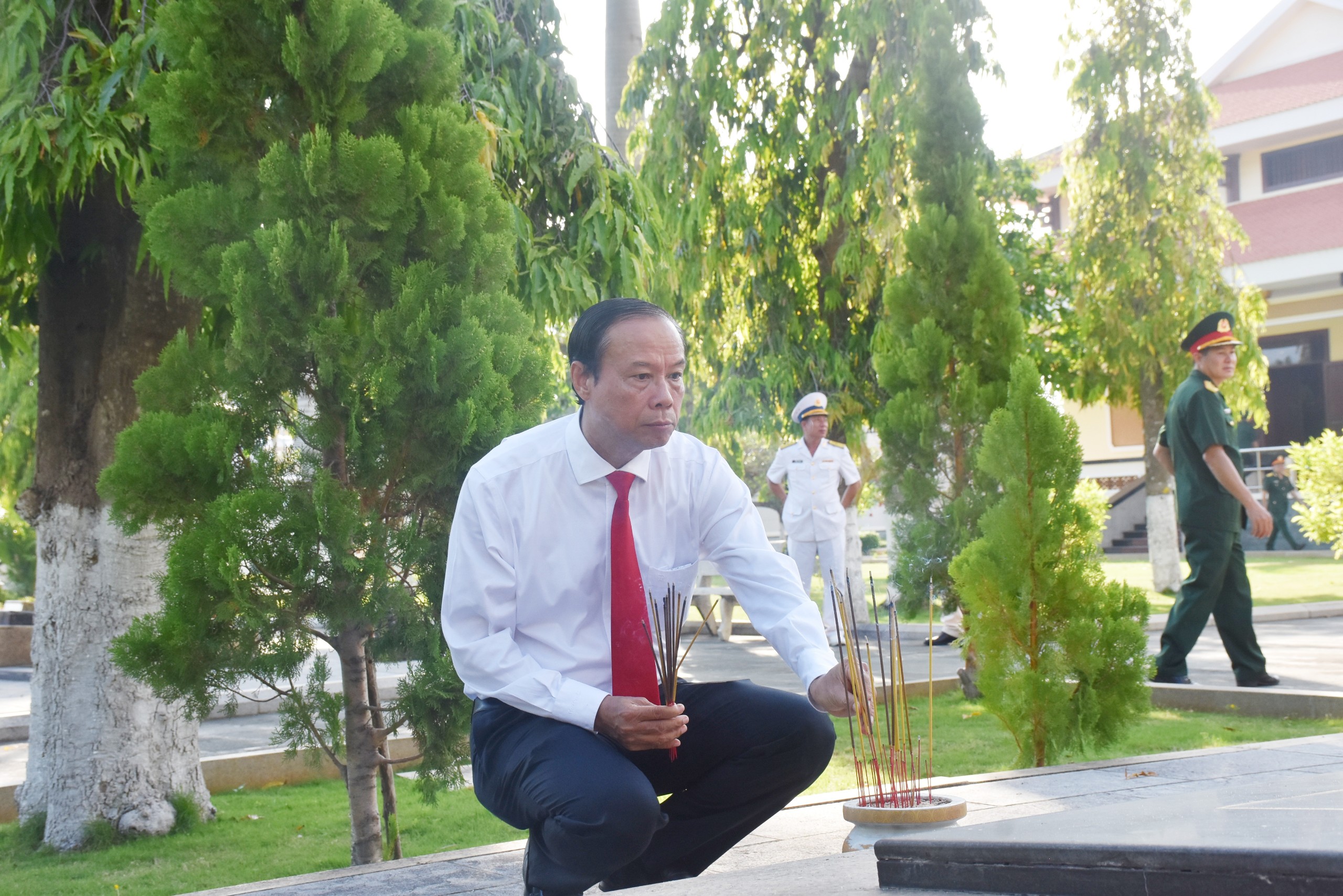 Ông Nguyễn Văn Thọ, Phó Bí thư Tỉnh ủy, Chủ tịch UBND tỉnh thắp hương trên phần mộ liệt sĩ