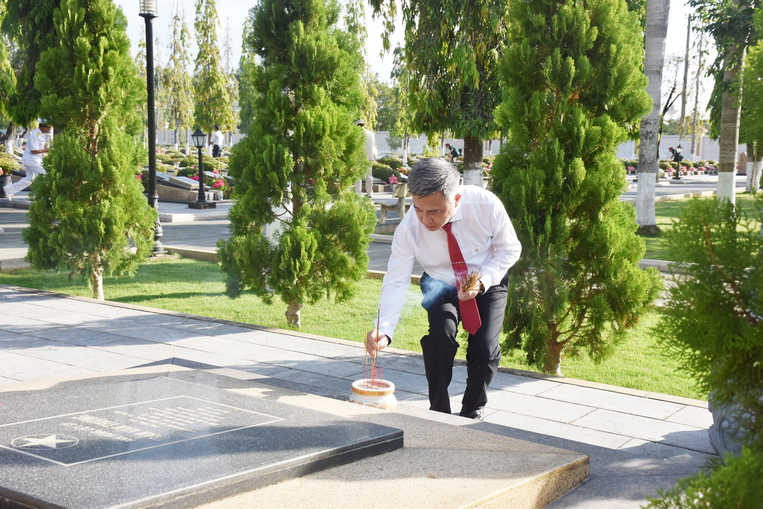 Ông Đặng Minh Thông, Phó Chủ tịch UBND tỉnh thắp hương tại phần mộ các anh hùng liệt sĩ