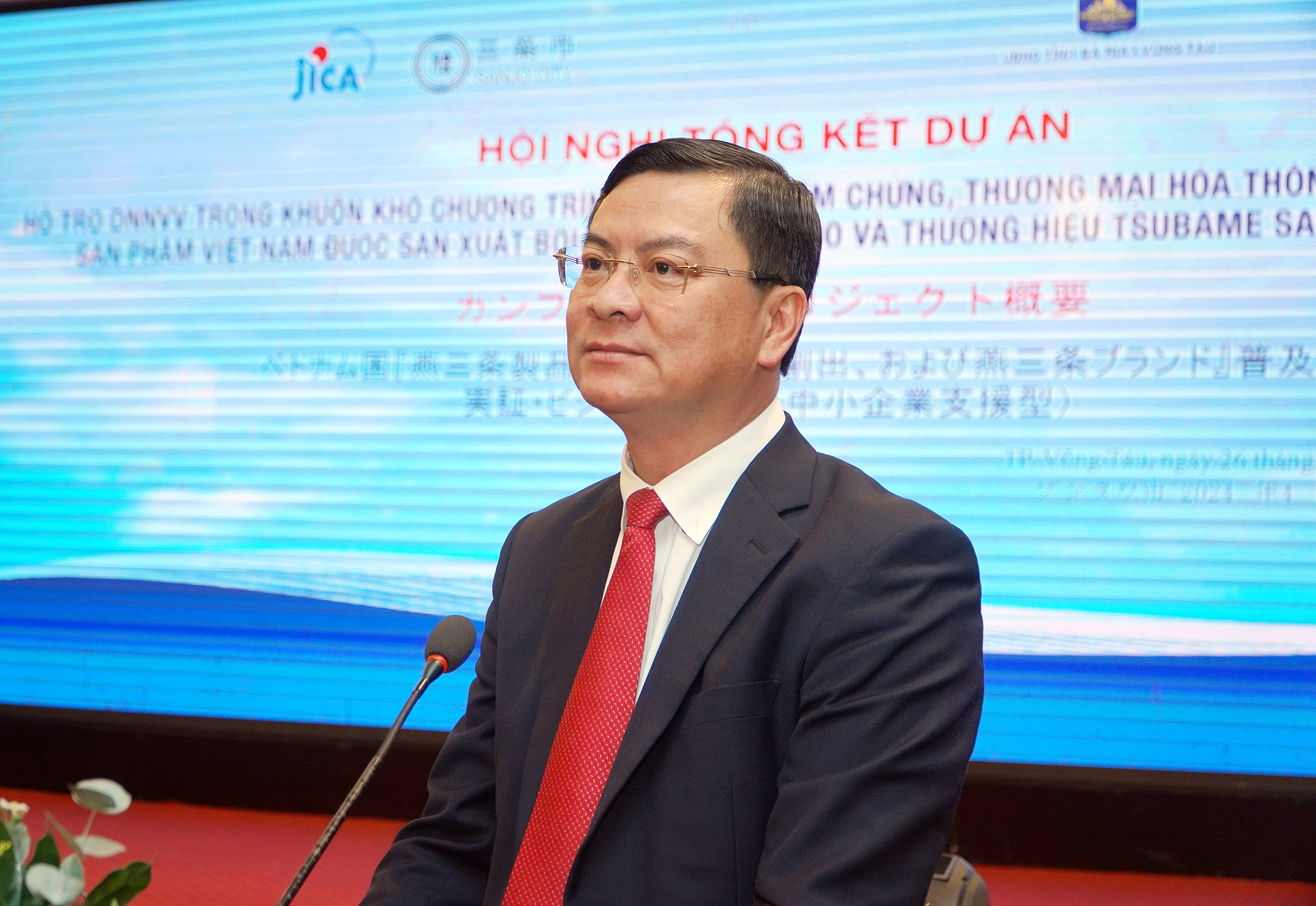 Phó Chủ tịch UBND tỉnh Nguyễn Công Vinh phát biểu tại hội nghị.