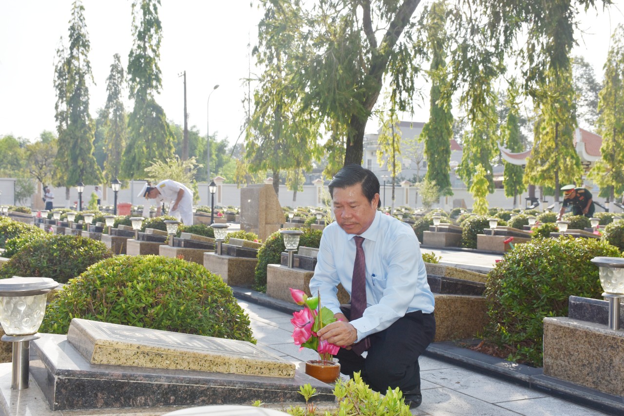 Ông Nguyễn Văn Xinh, Trưởng Ban Tuyên giáo Tỉnh ủy dâng hương các phần mộ liệt sĩ.