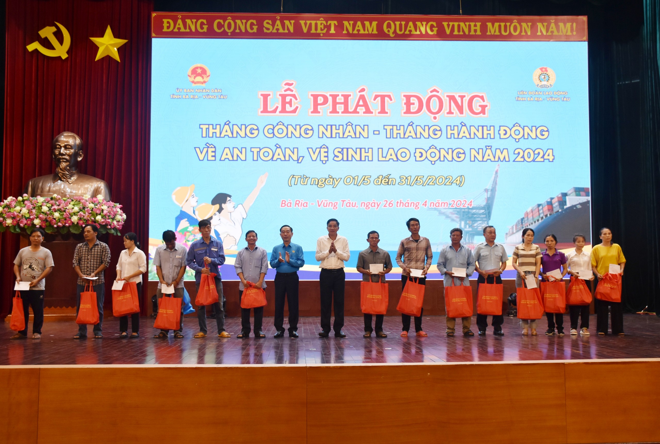 Ông Lê Văn Hòa, Chủ tịch LĐLĐ tỉnh và ông Trần Quốc Khánh, Giám đốc Sở LĐTBXH trao tặng quà cho NLĐ khó khăn