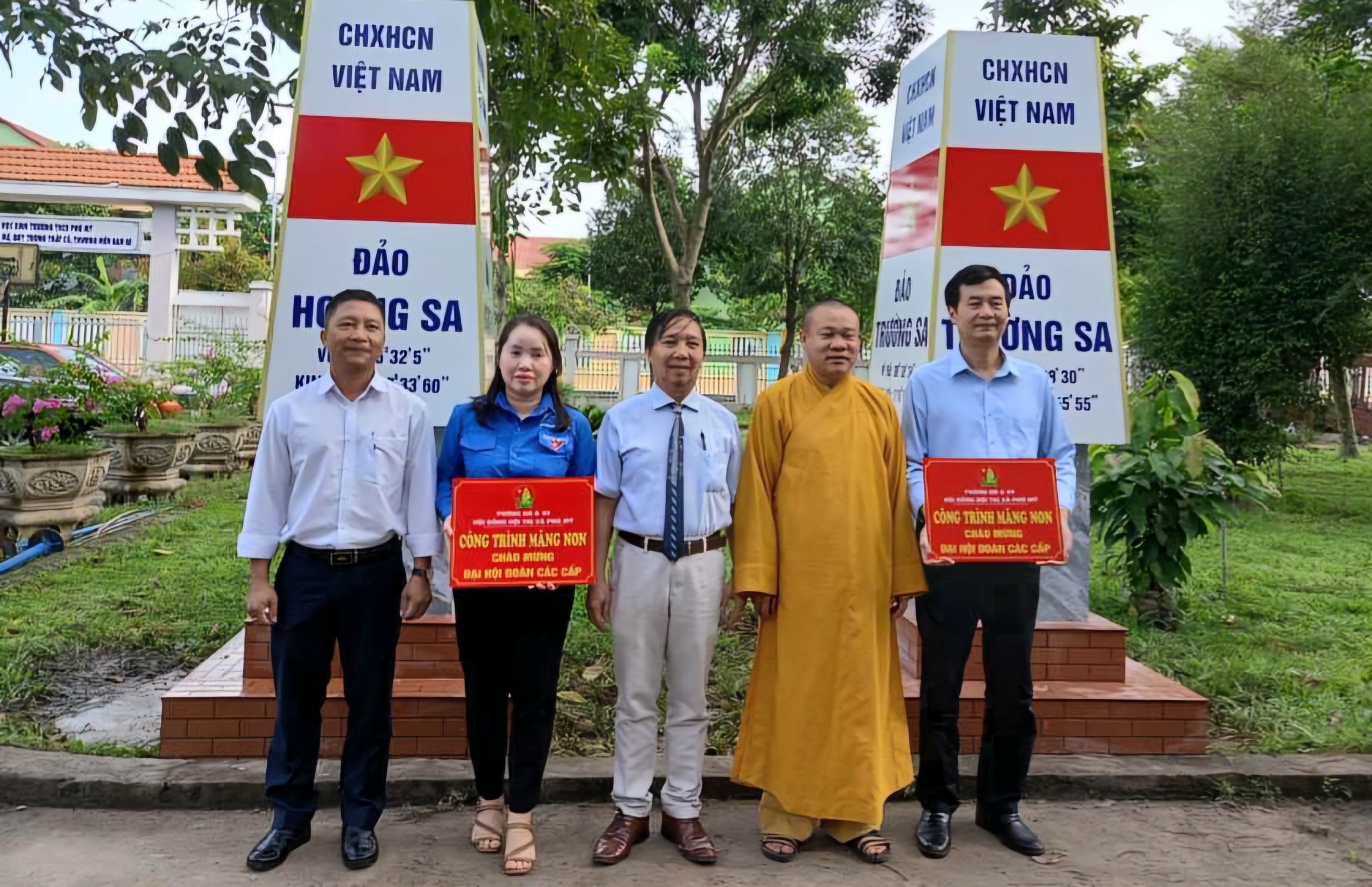 Hội đồng Đội TX.Phú Mỹ và nhà hảo tâm tặng công trình cột mốc Hoàng Sa - Trường Sa cho Trường THCS Phú Mỹ.