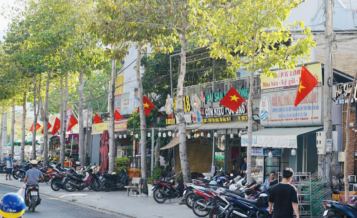 Sắc cờ nhuộm đỏ rực đường Phạm Văn Đồng.