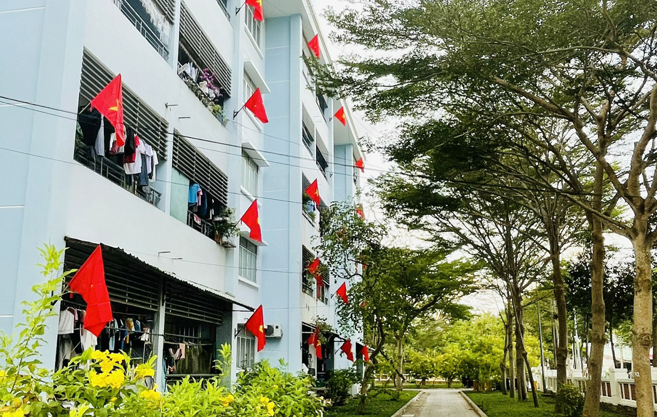 50 căn hộ trong Chung cư công vụ Côn Đảo đồng loạt treo cờ Tổ quốc trước ban công chào mừng đại lễ 30/4.