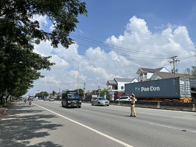 Phòng CSGT (Công an tỉnh) tổ chức kiểm tra các phương tiện vận tải hành khách trên QL51 (TX.Phú Mỹ).