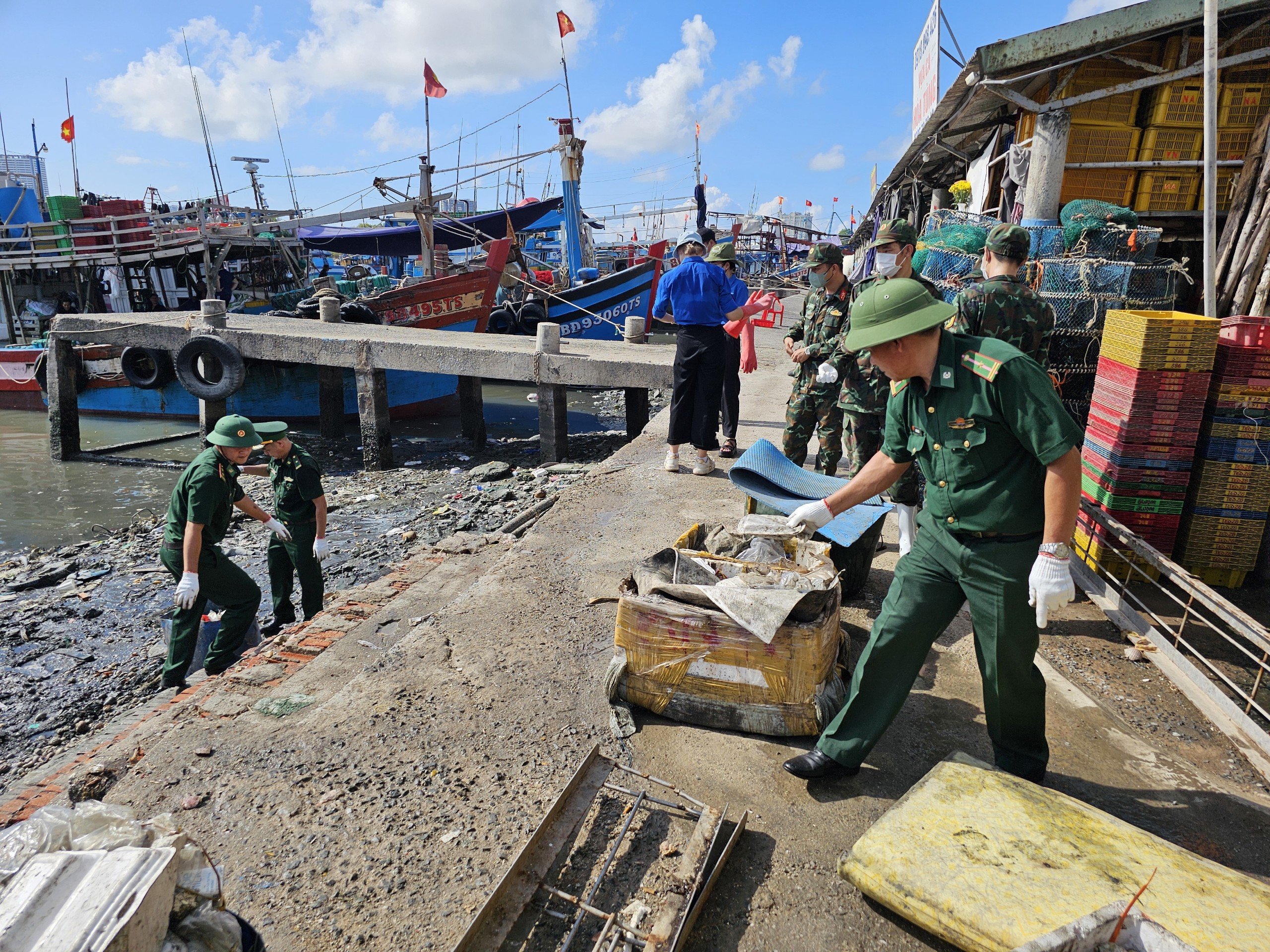 Gần 100 cán bộ, chiến sĩ, đoàn viên từ nhiều đơn vị đến thu gom rác tại Cảng cá Incomap (TP.Vũng Tàu).