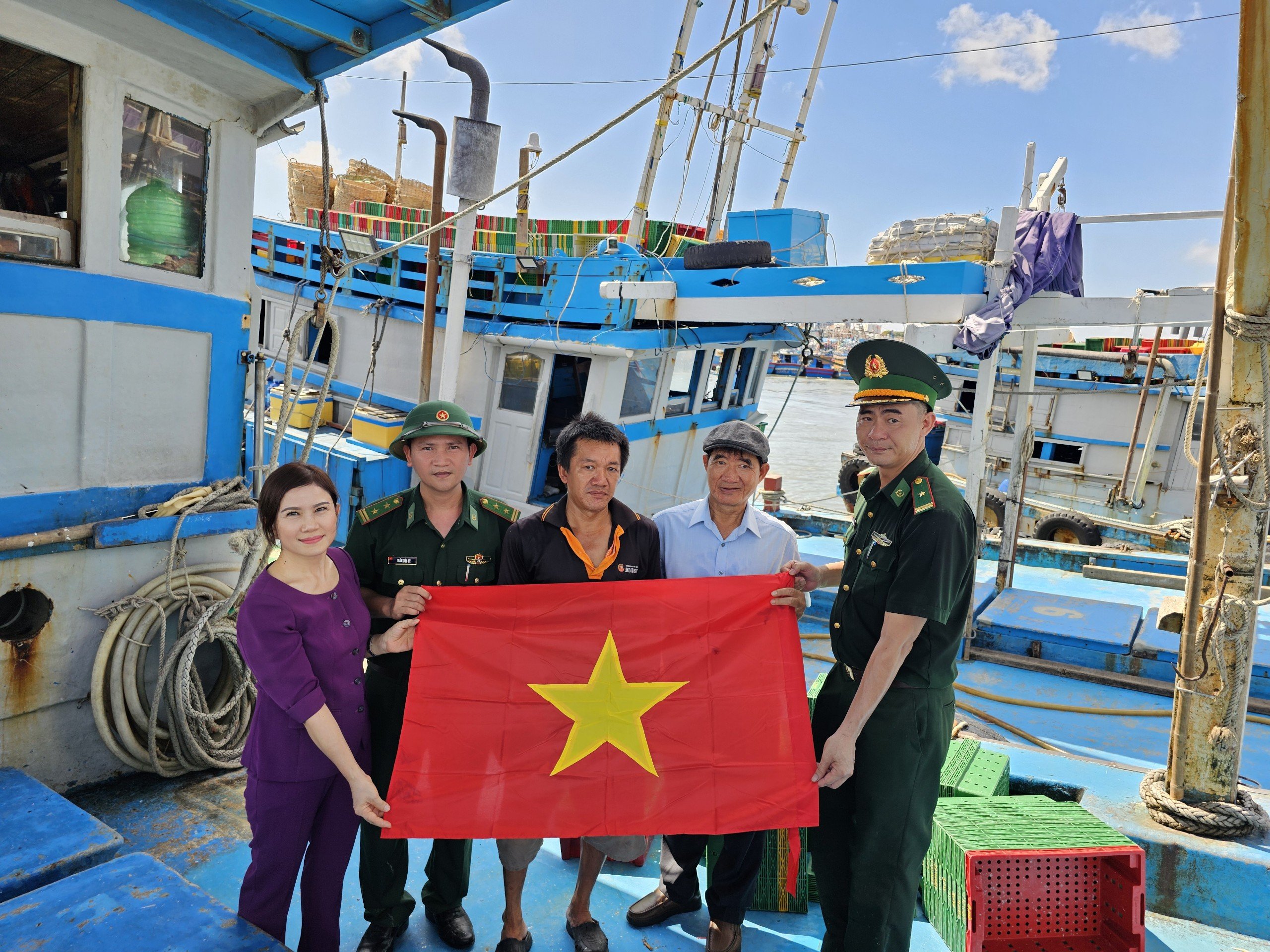 Đồn Biên phòng Bến Đá và các đơn vị đến tuyên truyền phòng, chống khai thác IUU và tặng cờ Tổ Quốc cho ngư dân.